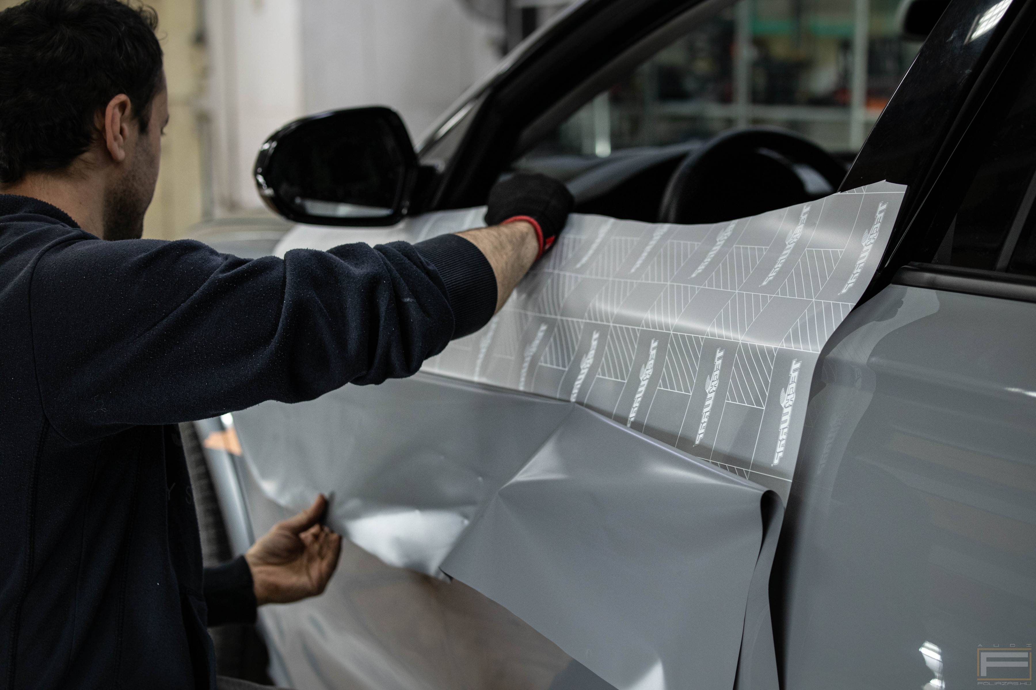 Audi fóliázás telepítése első ajtóra 1. illusztráció